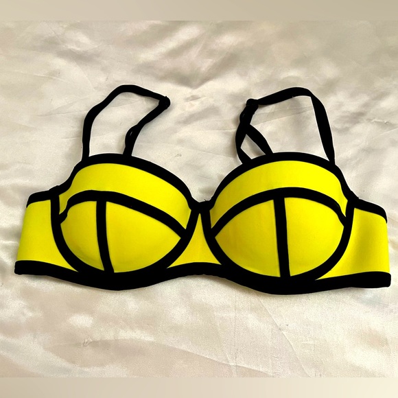 Yellow Triangl XS bikini top - Picture 1 of 3